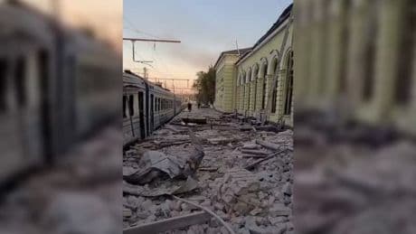 Guerre en Ukraine: un cheminot tué et quatre autres blessés dans des frappes russes sur la région de Kharkiv