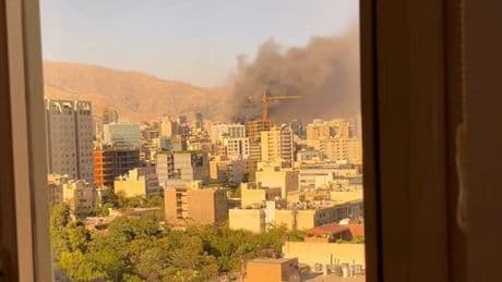 Iran, il professor Davud: «Le bombe ci spaventano, ma è meglio essere uccisi che vivere con gli ayatollah»
