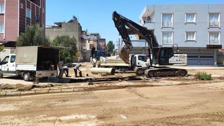 Su borusu patladı, sokaklar ve evler sular altında kaldı