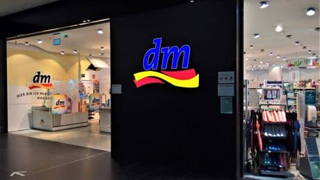 Plötzlich hinter Glas: Darum sperrt dm jetzt bestimmte Produkte weg