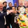 Gegen Queerfeindlichkeit in Berlin: Kai Wegner schneidet Regenbogentorte im Roten Rathaus an