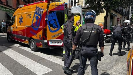Un joven muy grave tras ser apuñalado a plena luz del día en el centro de Madrid: recibió una cuchillada en el cuello