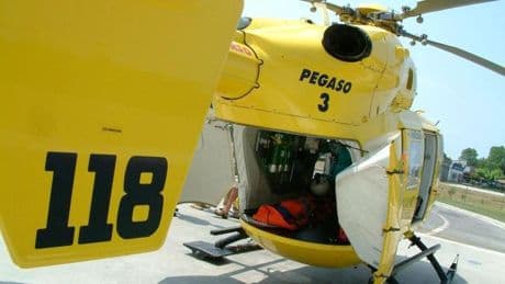 Auto si ribalta sull’A12 all’altezza del casello di Versilia. Grave un genovese 57enne. Altri 4 feriti