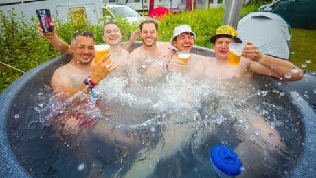 Whirlpool bei „Rock am Ring“ - „Was ist schon Regen, wenn man einen Hot Tub hat?“