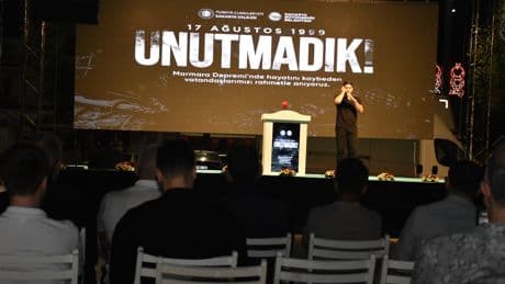 Marmara Depremi'nin 26'ncı yıl dönümünde şehitler için saat 03.02'de sela okundu