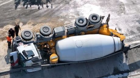 Sefaköy'de beton mikseri devrildi! Trafik kilit