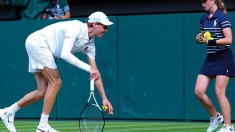 Wimbledon-Finale: Champagnerkorken fliegt während des Spiels auf den Platz