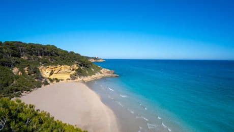 La playa más bonita de Tarragona, según la IA: acantilados, parece Hawái y tiene aguas turquesas
