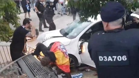 Trece heridos al perder el control un vehículo rodeado de aficionados en Cornellà-El Prat