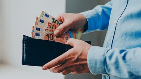 Gastbeitrag von Bertram Brossardt: 15 Euro Mindestlohn: Warum diese Forderung Unternehmen in die Knie zwingt