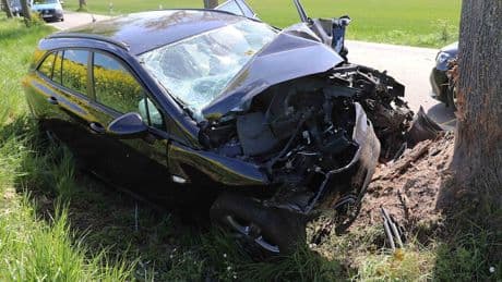 Todes-Drama auf Kreisstraße - Fahrer von Ersatzrad im Auto erschlagen