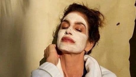 La fruta que come todos los días Cindy Crawford para depurar el organismo a sus 59 años