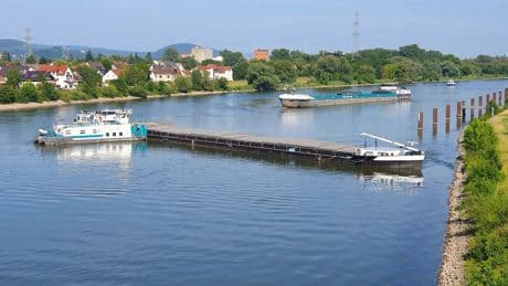 Notfall auf dem Wasser: Güterschiff steht auf Donau quer - neue Bergungsversuche
