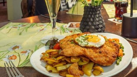 Halbjahresbilanz: Angeschlagenes Gastgewerbe: Kein Geld für Schnitzel-Rabatt?