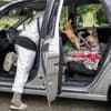 Elke nacht slapen op een autostoel, Nijmeegse Jacqueline woont in haar auto met twee hondjes: 'Weet niet hoe ik het volhou'