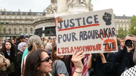 Bruno Retailleau saisit la justice contre le collaborateur d’une députée LFI, accusé d’appel « à l’insurrection » lors d’un rassemblement contre l’islamophobie