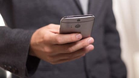 Consumo propone prohibir las reseñas falsas en internet que perjudican a restaurantes, bares y hoteles