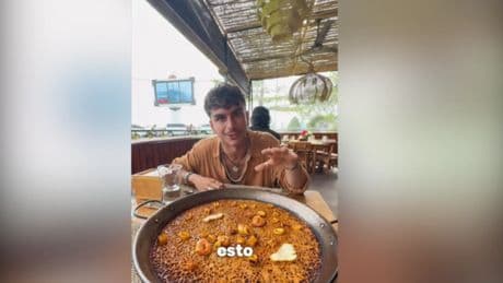 La sorpresa de un joven al probar una paella en Bali: &quot;Esto es 100% un arroz valenciano&quot;