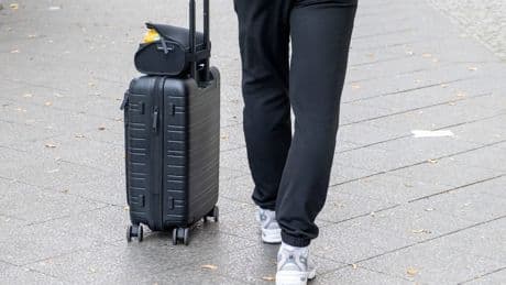 Neuseeland: Frau transportiert Kind auf Busreise in Koffer