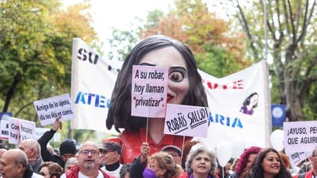 La izquierda vuelve a agitar la calle contra Ayuso por la sanidad mientras aplaude la nefasta gestión de Mónica García