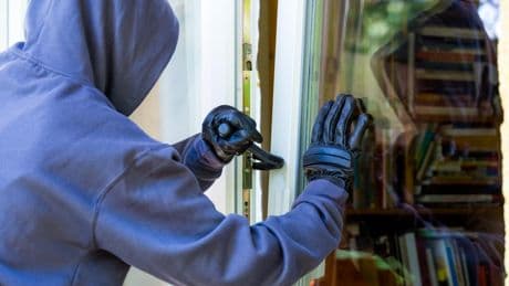 Cambriolages : les nouvelles méthodes et astuces des voleurs pour s’introduire dans vos logements cet été