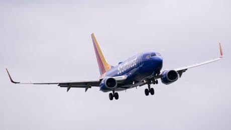 «C’était terrifiant» : aux États-Unis, un avion de ligne plonge subitement et blesse deux personnes
