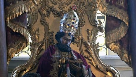 Neuer Pontifex in Rom: Münchner Petrusfigur erhält nach der Papstwahl Tiara zurück