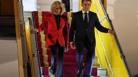 Videoaufnahme bei Vietnamreise: Angeblicher Schlag ins Gesicht bringt Ehepaar Macron in Erklärungsnot