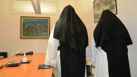 Suore in fuga dal convento di clausura, il mistero dei 200mila euro spariti: «La commissione si è intestata i conti»