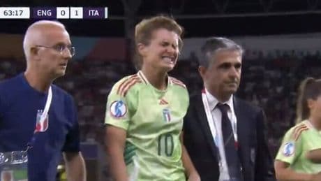 <p>Girelli, dramma in campo: infortunio e lacrime, esce disperata durante Italia-Inghilterra</p>