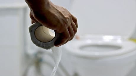 Hautärztin warnt vor Fehler: Wer das auf der Toilette macht, riskiert Hämorrhoiden & Allergien