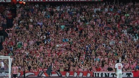 Cánticos de apoyo a Yeray desde la Herri Harmaila