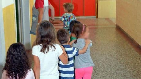 La maestra e i maltrattamenti ai bimbi della scuola dell'infanzia: aggressioni, minacce e percosse. Sospesa 6 mesi