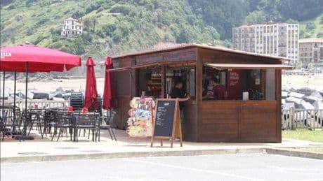 Investigan por «imprudencia grave» al responsable del chiringuito de Mutriku que sirvió detergente en lugar de mosto