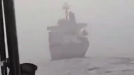 Plötzlich aus dem Nebel aufgetaucht - Fischerboot von Frachter mitgeschleift