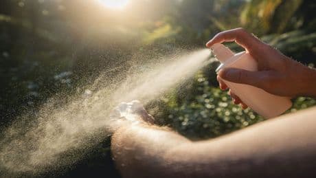 Anti-Mücken-Spray selbst herstellen: Sie benötigen nur drei Hausmittel