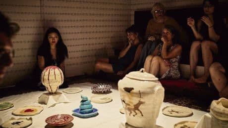 Festival d’Avignon : « One’s own room inside Kabul », la puissance feutrée des voix muselées des femmes afghanes