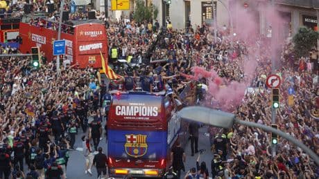 El Barça desata la locura por las calles de la Ciudad Condal