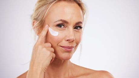 La crema hidratante que lo tiene todo y que adoran las mujeres +40: elimina las líneas de expresión y tiene spf 15