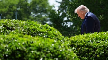 Trump sufre para defender su economía: “Tal vez los niños tendrán dos muñecas y no 30”