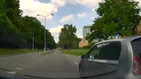 Volkswagen Up!-bestuurder haalt levensgevaarlijke capriolen uit