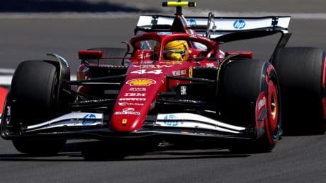 Hamilton empieza sorprendiendo en casa ante los McLaren; Alonso, a dos décimas de Max con las novedades