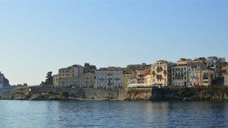 Ragazzo di 17 anni precipita dal balcone mentre è in vacanza con gli amici a Corfù: è gravissimo