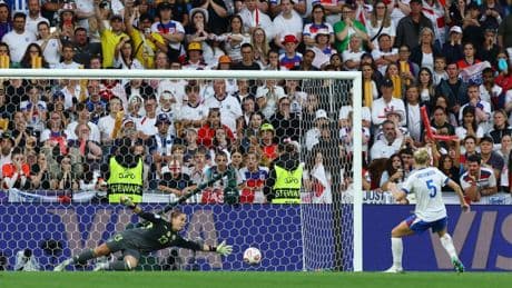 España murió en la orilla: 'Catacrack' Coll no pudo compensar los errores de sus compañeras en los penaltis