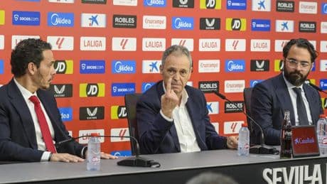 Caparrós, escudo para un sevillismo crispado, debuta ante el Alavés
