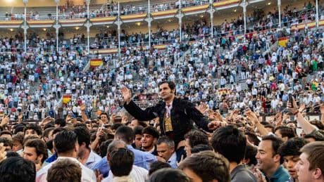 Histórica Puerta Grande de Morante en Las Ventas: &quot;Agente, corte la calle que lo llevamos al Wellington&quot;
