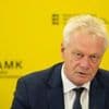 Forderung nach Herausgabe von Kontrollberichten : Agrarminister Rainer meldet eigene Metzgerei ab – Foodwatch zieht vor Gericht