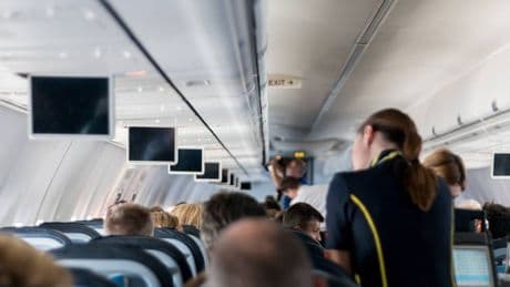 Da Ryanair a Emirates, dove si guadagna di più come assistente di volo