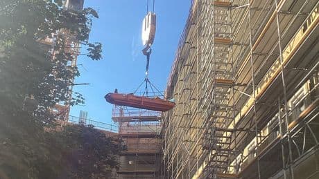 Life Hack auf der Baustelle - Retter hängen verletzten Arbeiter an Kran-Haken