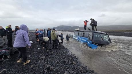 Irma (51) en Joep (16) belanden met bus voor Nederlandse toeristen in IJslandse rivier: ’Moesten door het dakraam ontsnappen’